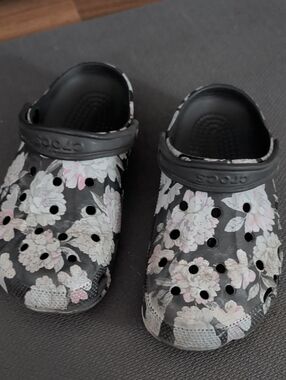 CROCS Black Floral Slip-On Clogs (Size 8)